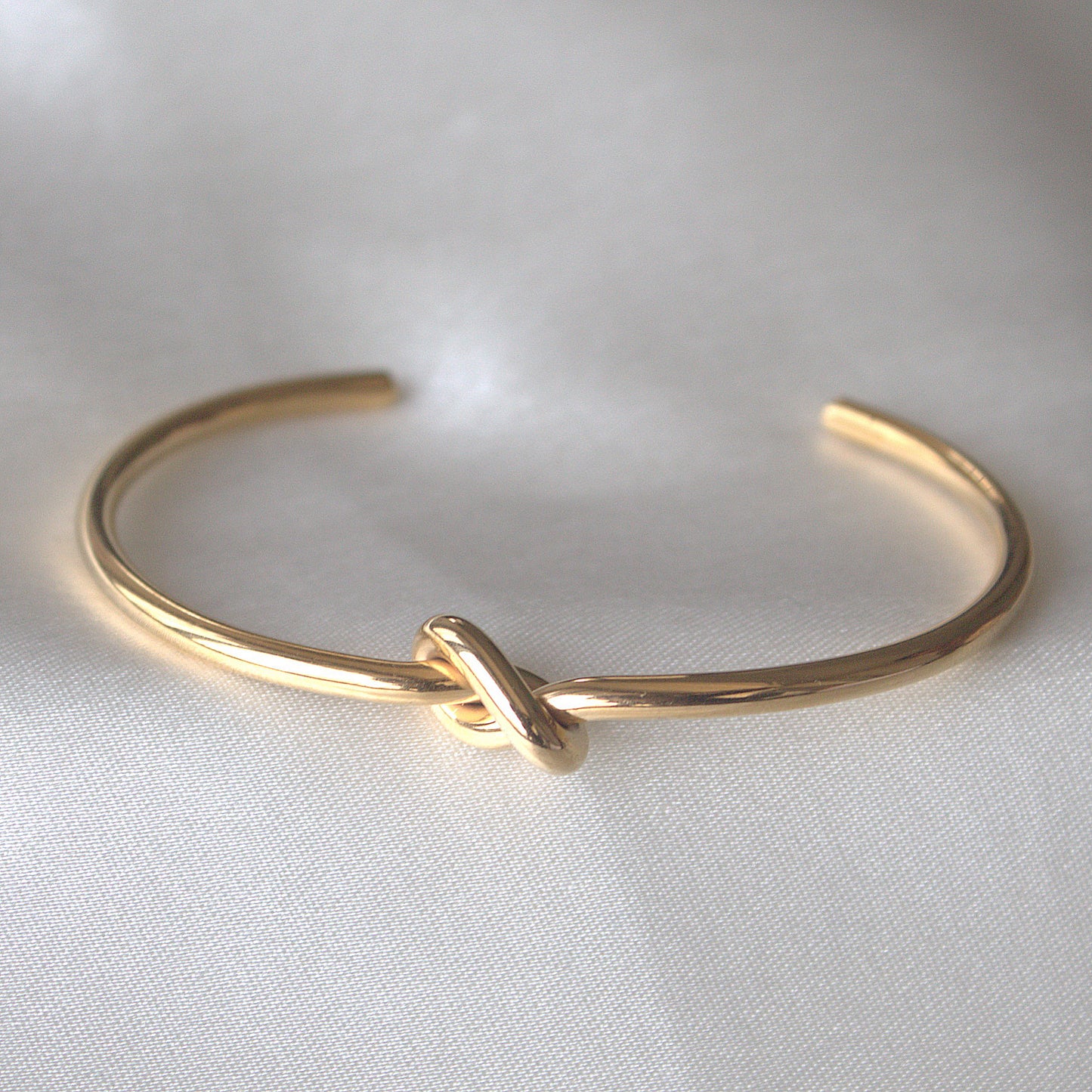 KNOT BANGLE 18K GOLD PLATED