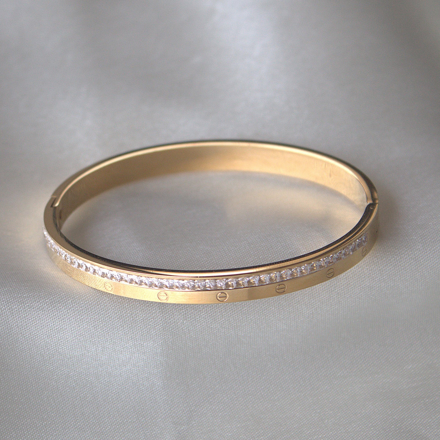 DIMOND STUDDED SCREW BRACELET 18K GOLD PLATED