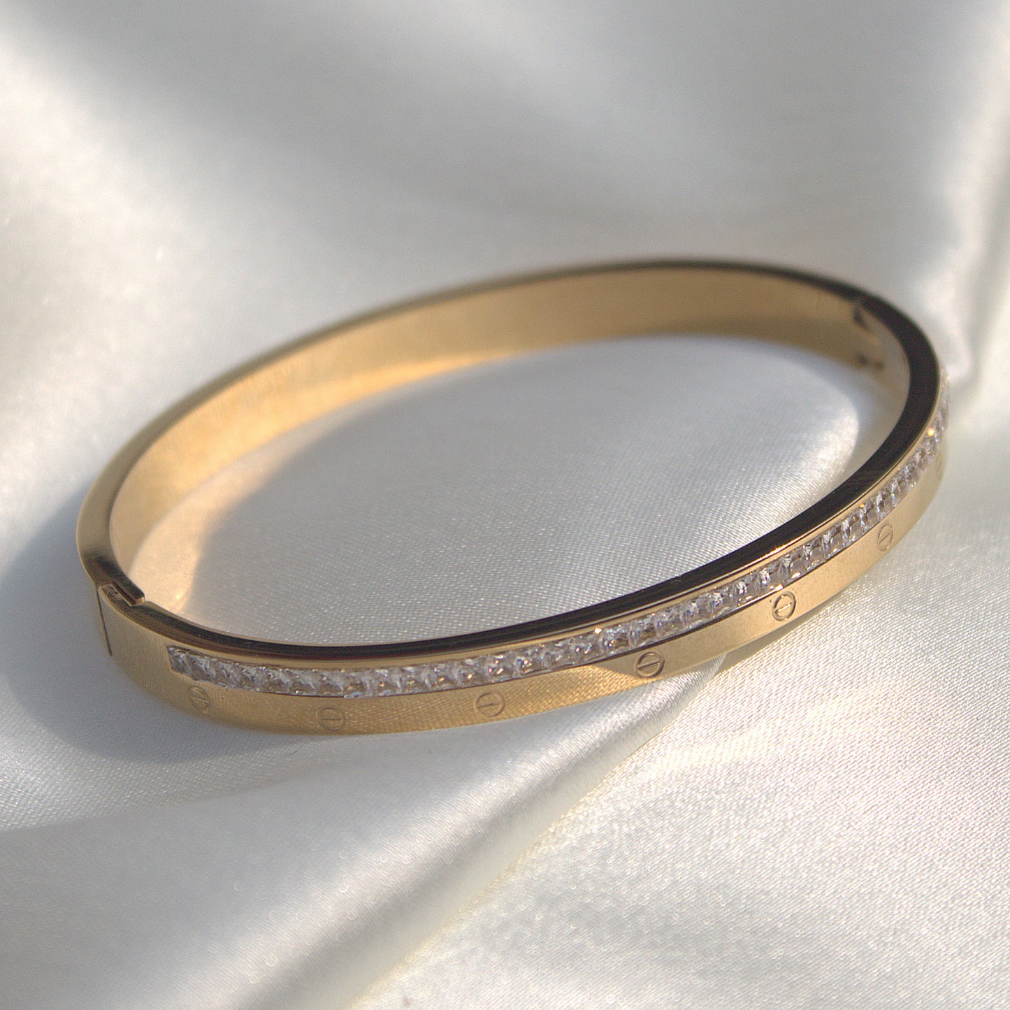 DIMOND STUDDED SCREW BRACELET 18K GOLD PLATED