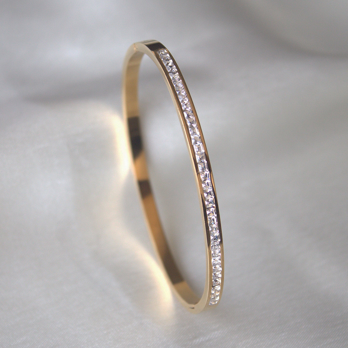 SLIM DIMOND STUDDED BRACELET 18K GOLD PLATED