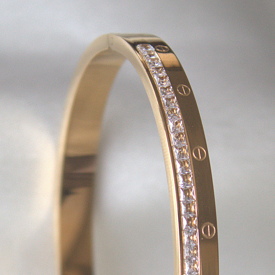 DIMOND STUDDED SCREW BRACELET 18K GOLD PLATED