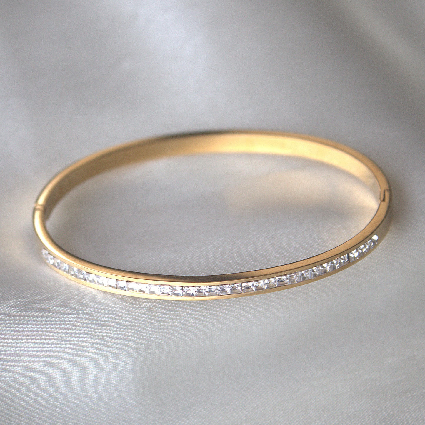SLIM DIMOND STUDDED BRACELET 18K GOLD PLATED